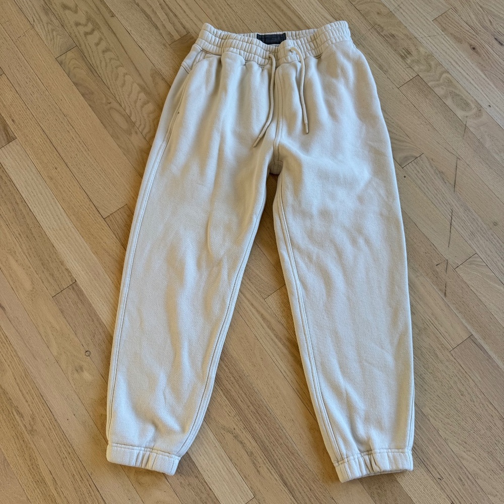 Abercrombie & Fitch Men's Essential Cinched Relaxed Sweatpants Short in Cream XS